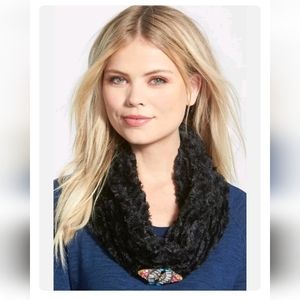 NWT Women's Brooch Black Velvet Faux Fur Infiniti Scarf